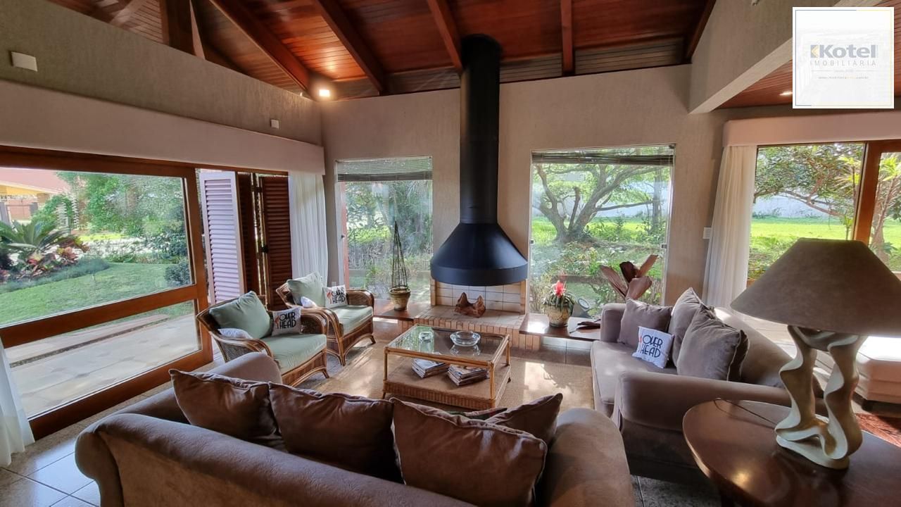 Casa em XANGRI-LÁ com 5 dorm. 3 suítes, piscina aquecida e 471 m², 400 m. mar.