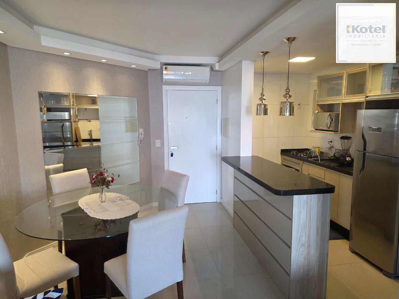 Apartamento 1 dormitório e churrasqueira, 1Box 550 m do mar, Capão da Canoa.