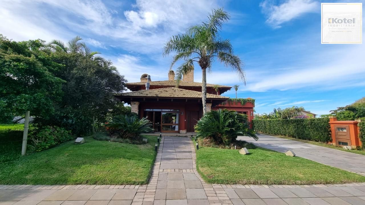 Casa em XANGRI-LÁ com 5 dorm. 3 suítes, piscina aquecida e 471 m², 400 m. mar.