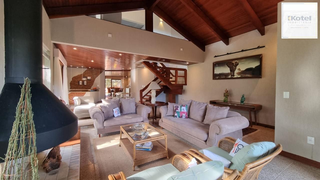 Casa em XANGRI-LÁ com 5 dorm. 3 suítes, piscina aquecida e 471 m², 400 m. mar.