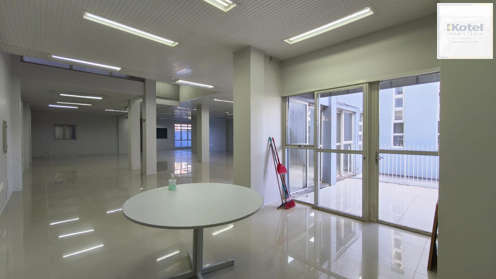Sala comercial B. Hamb. Velho., Novo Hamburgo. 326,28 M2 privativos  e 4 Vagas