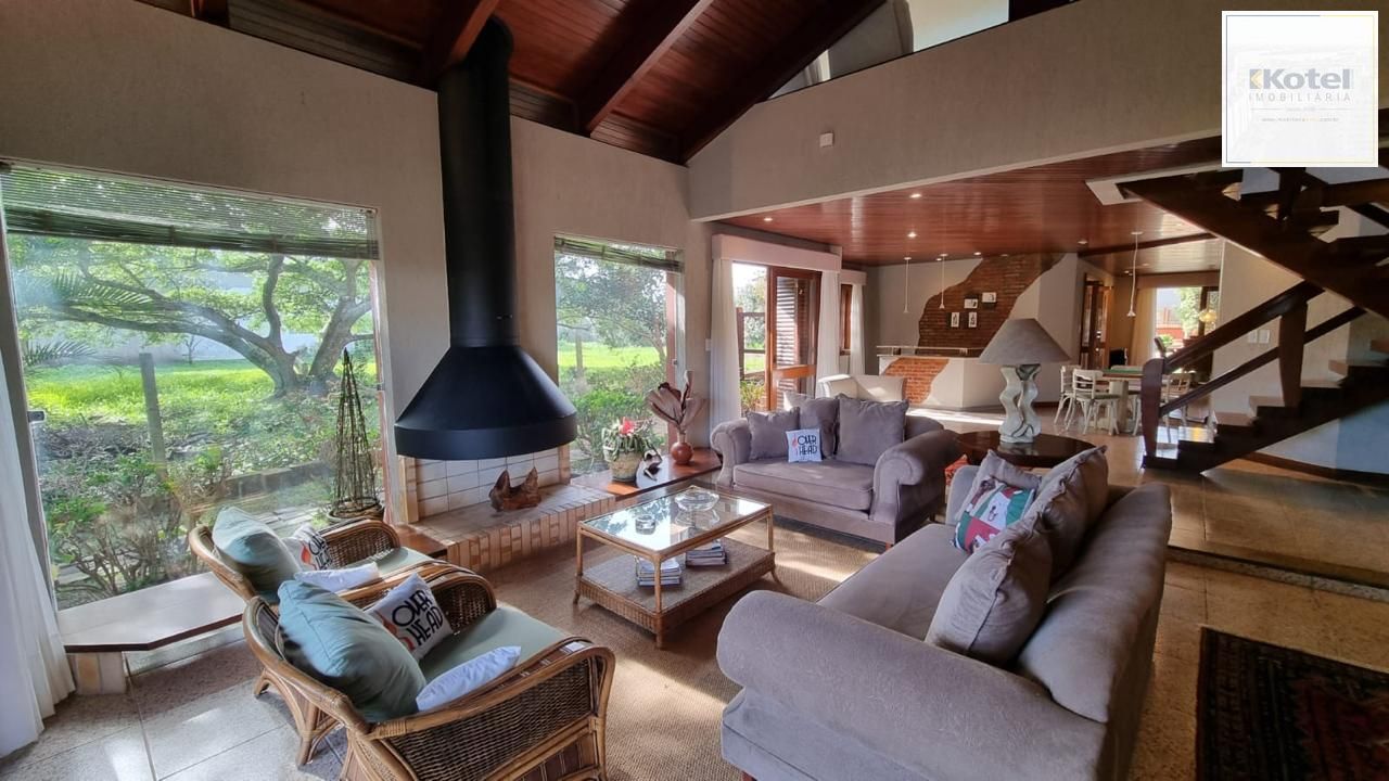 Casa em XANGRI-LÁ com 5 dorm. 3 suítes, piscina aquecida e 471 m², 400 m. mar.