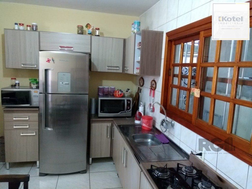 Amplo Sobrado 74 Metros Quadrados 2 dormitórios, Lavabo, vaga coberta, churrasqueira, Fátima, Cachoeirinha.