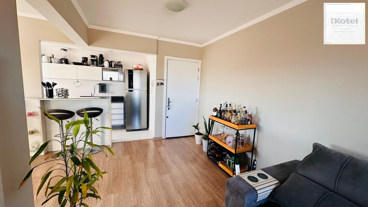 Apartamento 2 dormitórios transformado em 1 com living estendido e vaga