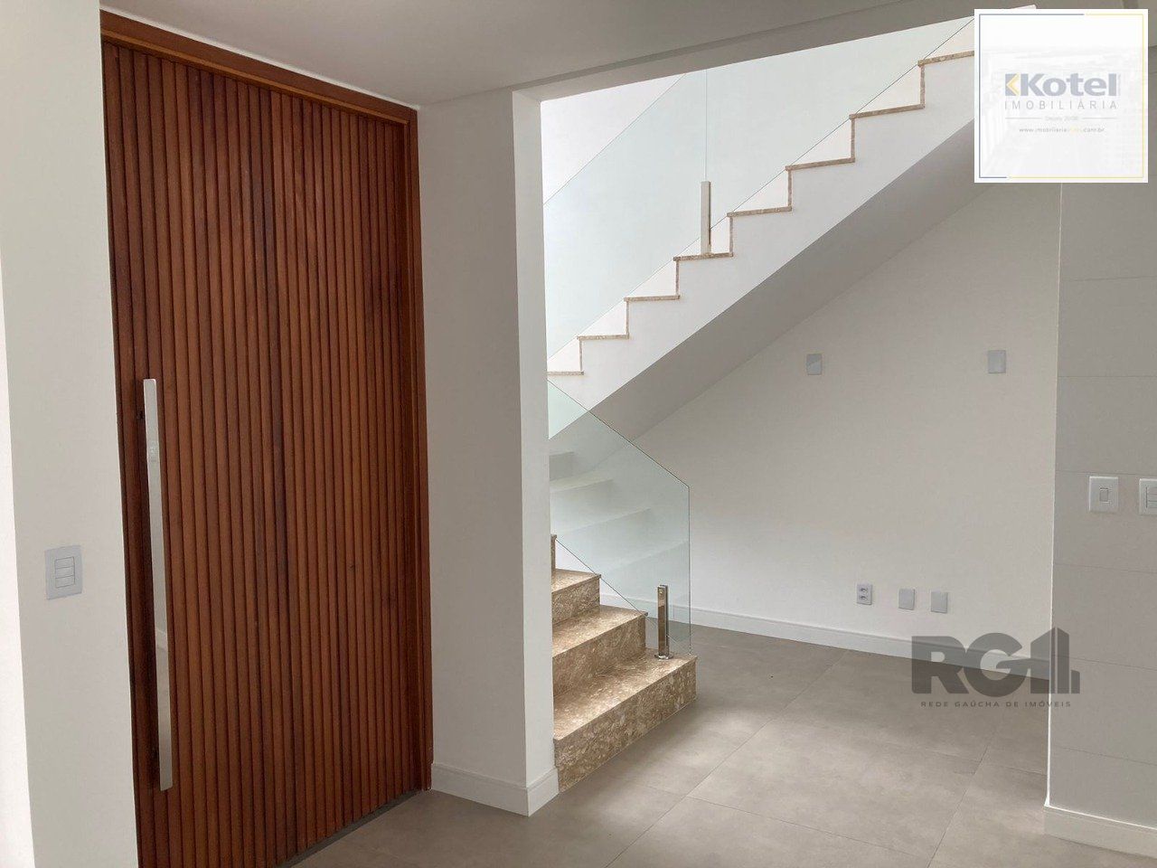 Casa 2 dormitórios, 1 suíte, 4 vagas, Bairro Central Park