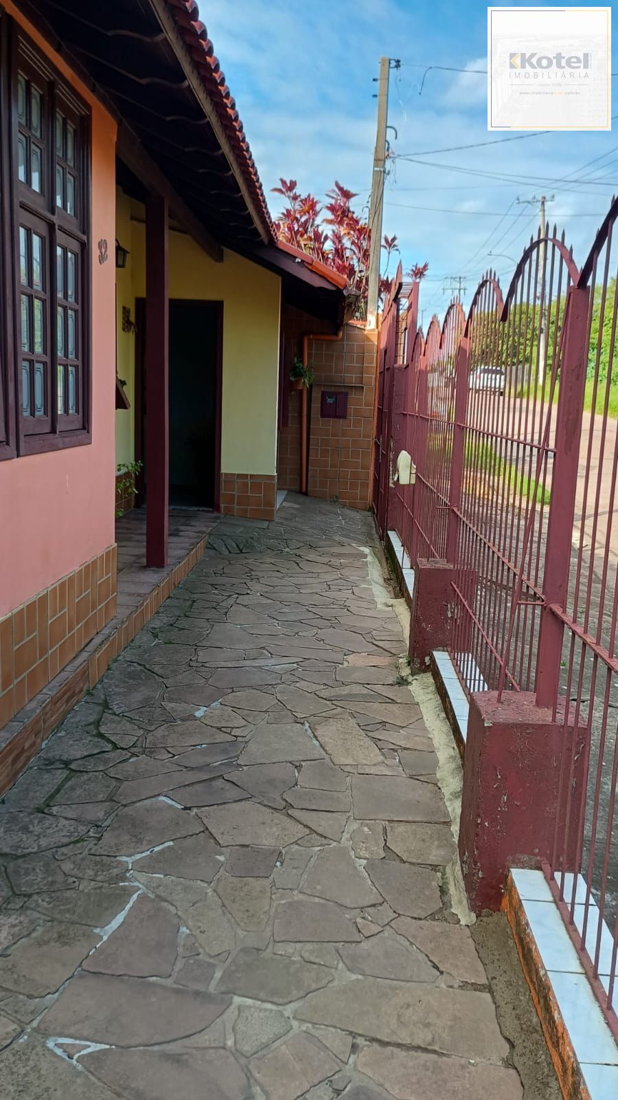 Casa 3 dormitórios, 1 suíte, 2 vagas, Bairro Monte Carlo