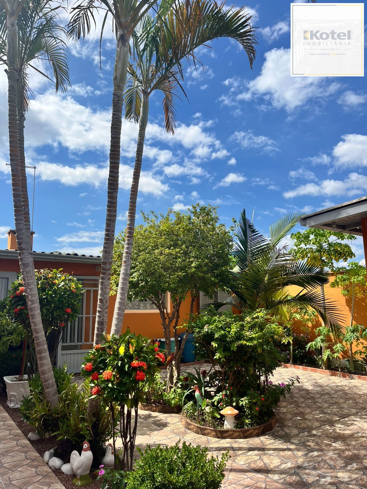 Casa 3 dormitórios, 1 suíte, 2 vagas, Bairro Parque Florido