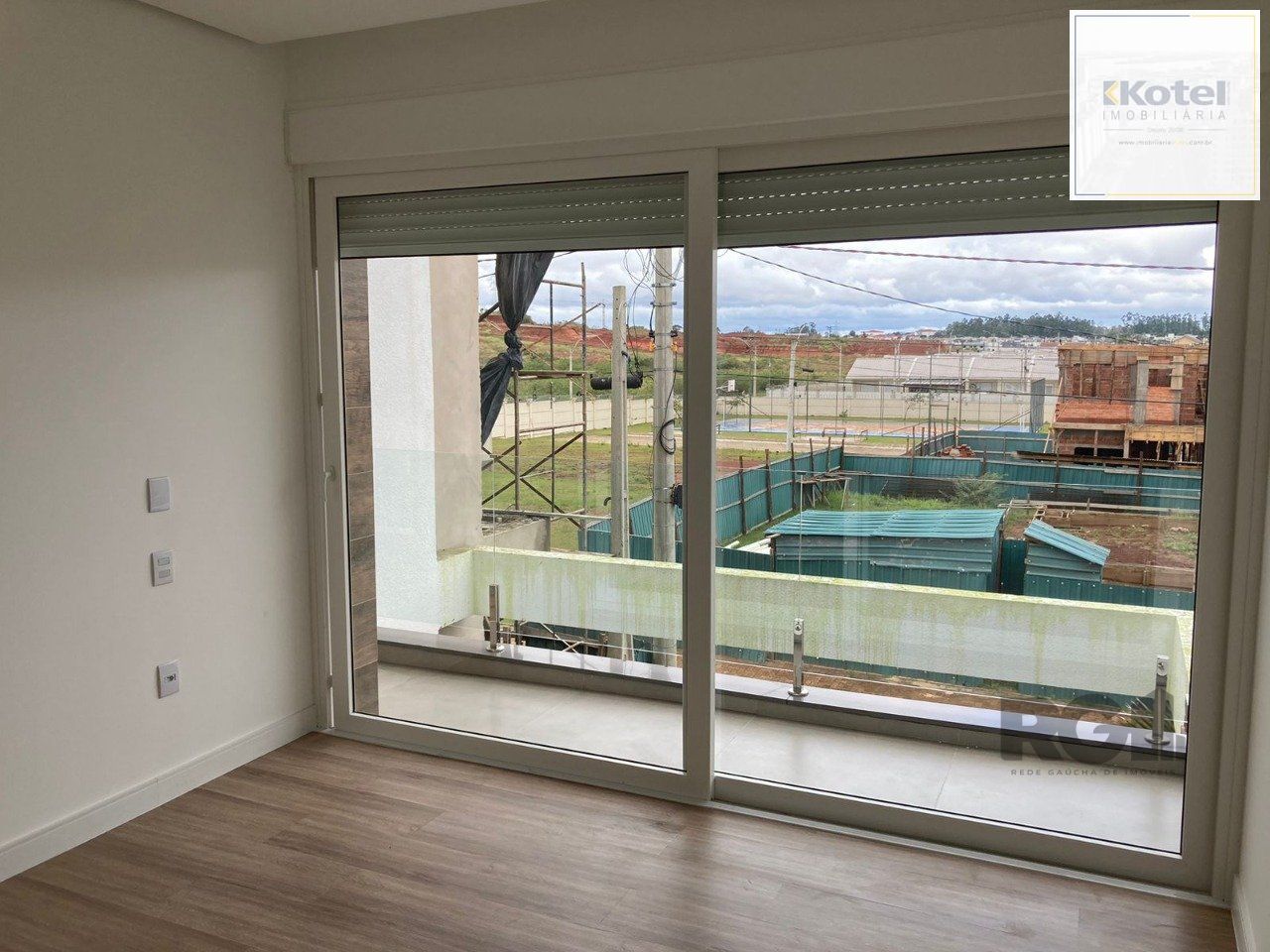 Casa 2 dormitórios, 1 suíte, 4 vagas, Bairro Central Park