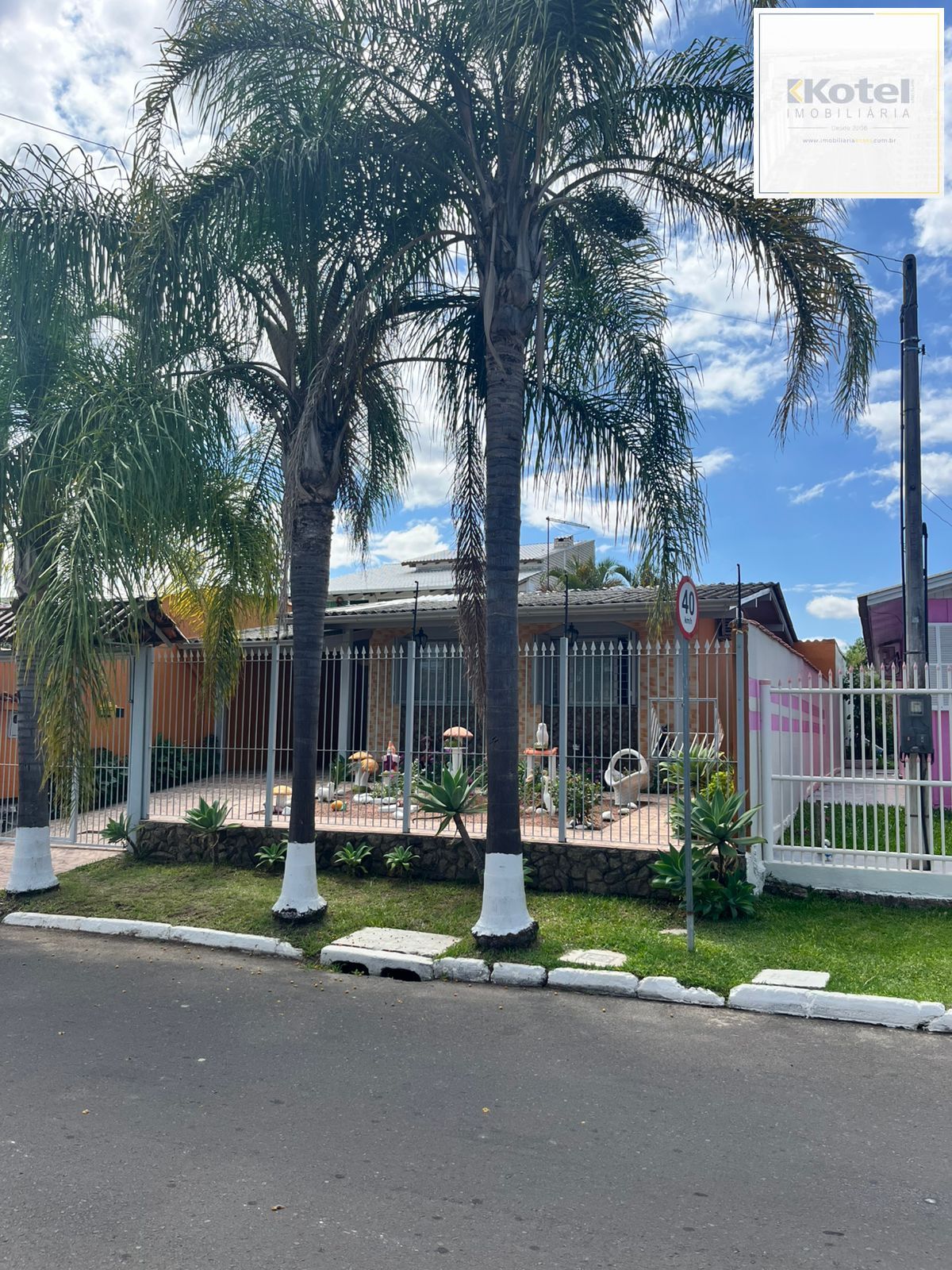 Casa 3 dormitórios, 1 suíte, 2 vagas, Bairro Parque Florido