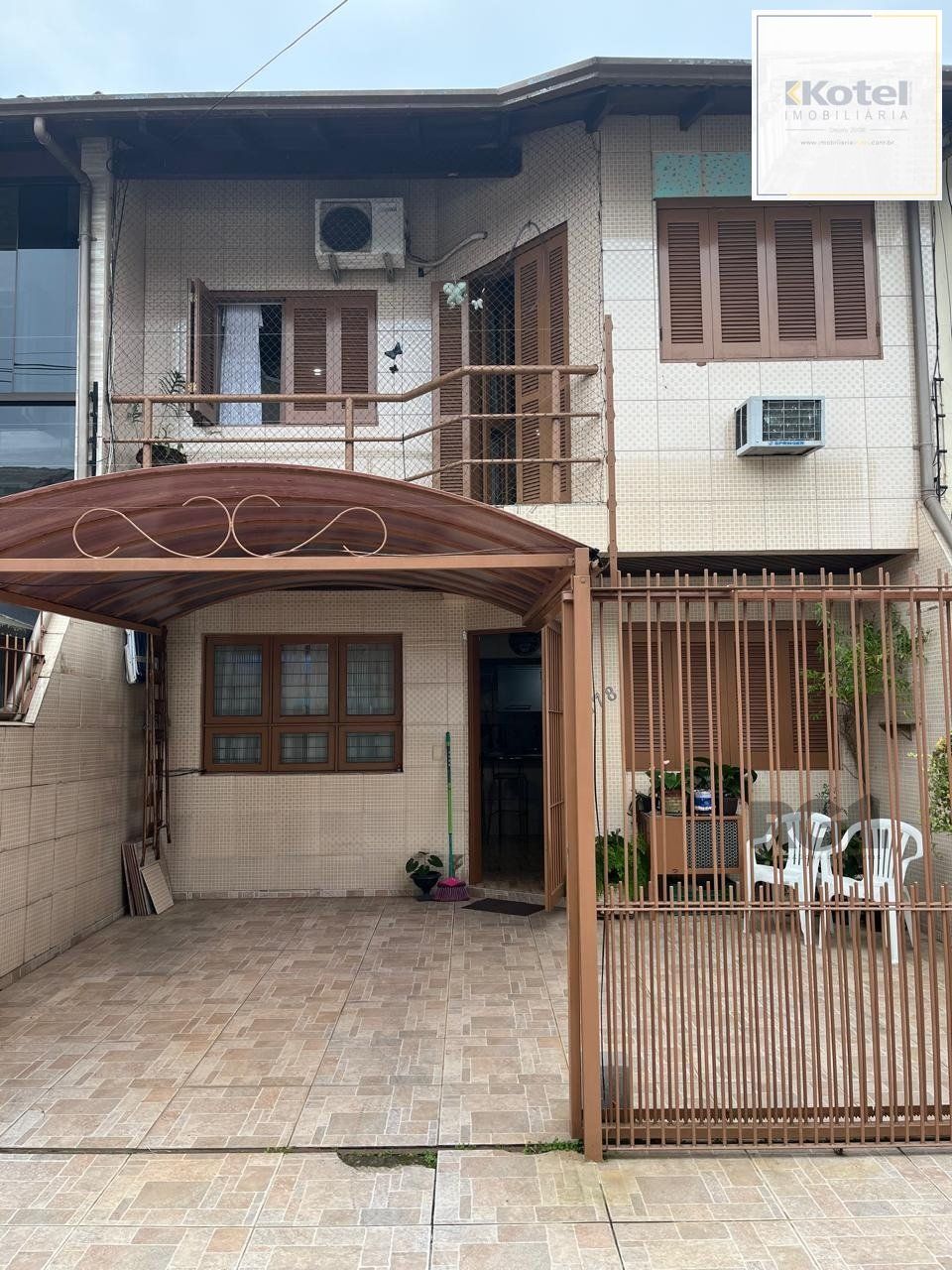 Casa sobrado mobiliado, 2 dormitórios, Bairro Imbuí