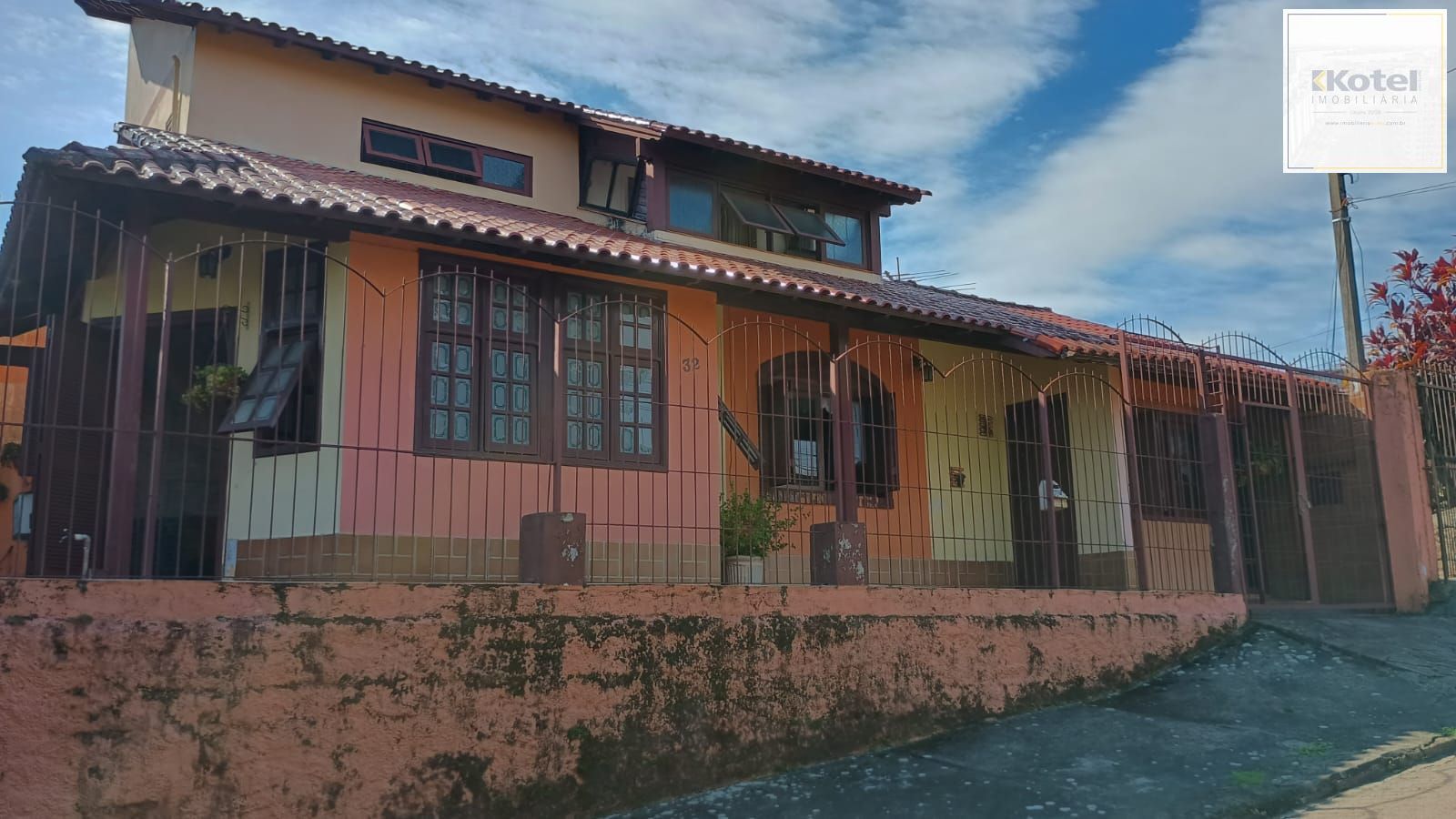 Casa 3 dormitórios, 1 suíte, 2 vagas, Bairro Monte Carlo