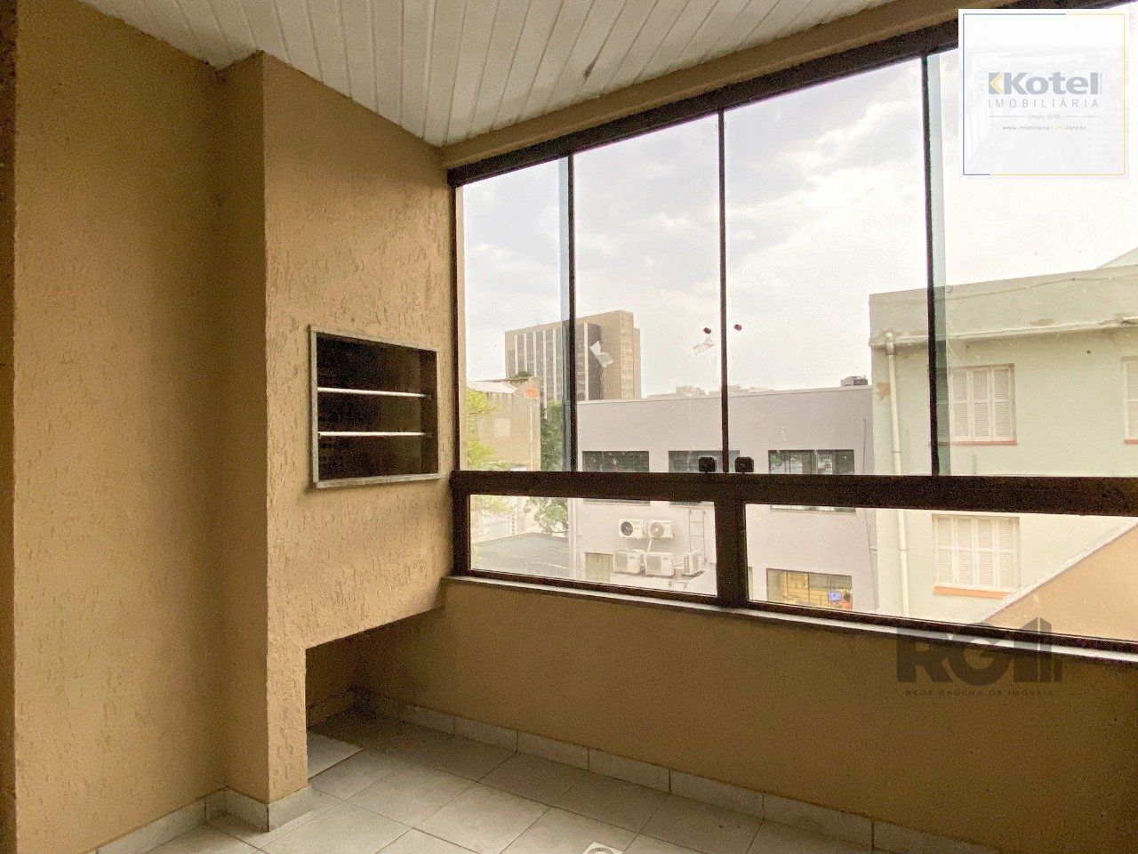 Apartamento com sacada, churrasqueira e vaga de garagem no Centro Histórico