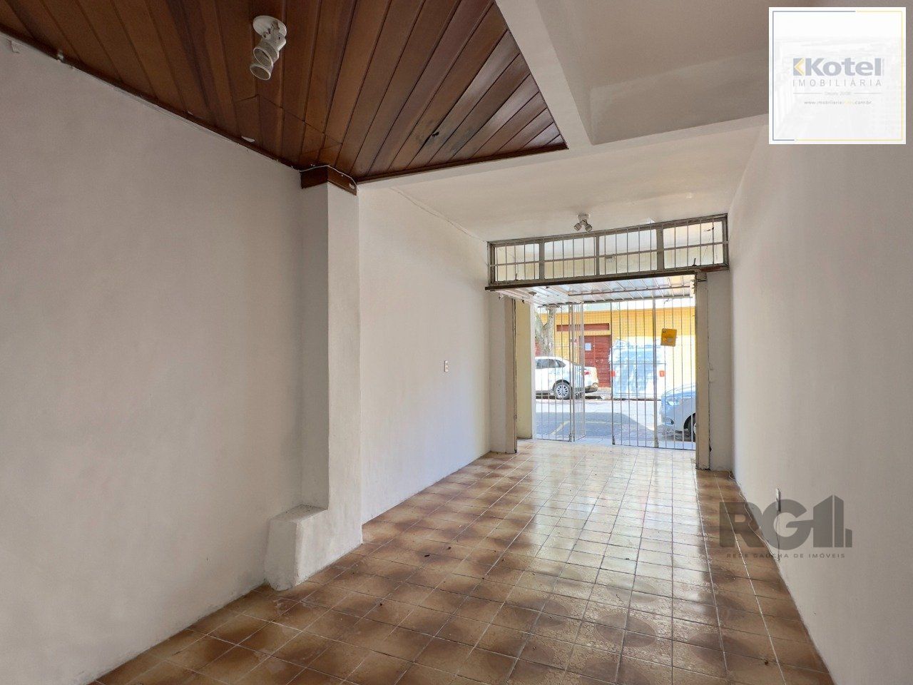 CASA COM 4 DORMITÓRIOS E PÁTIO COM CHURRASQUEIRA NO CENTRO HISTÓRICO