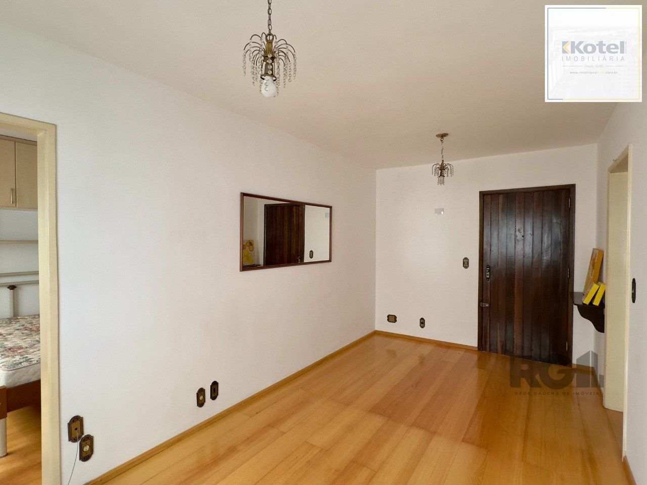 APARTAMENTO SEMIMOBILIADO COM ÓTIMA LOCALIZAÇÃO NO CENTRO HISTÓRICO