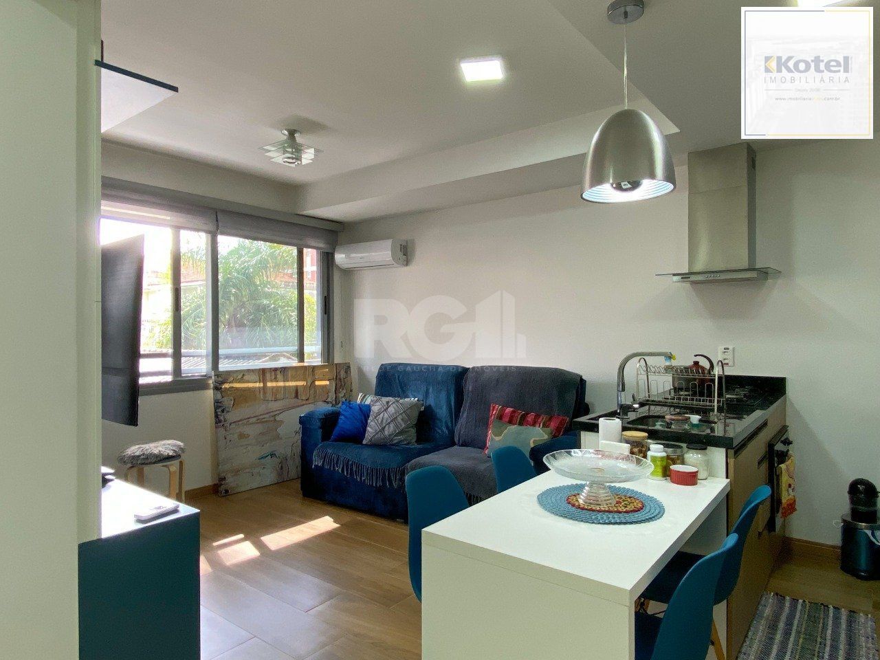 Apartamento em prédio premiado, totalmente montado, no miolo do Menino Deus