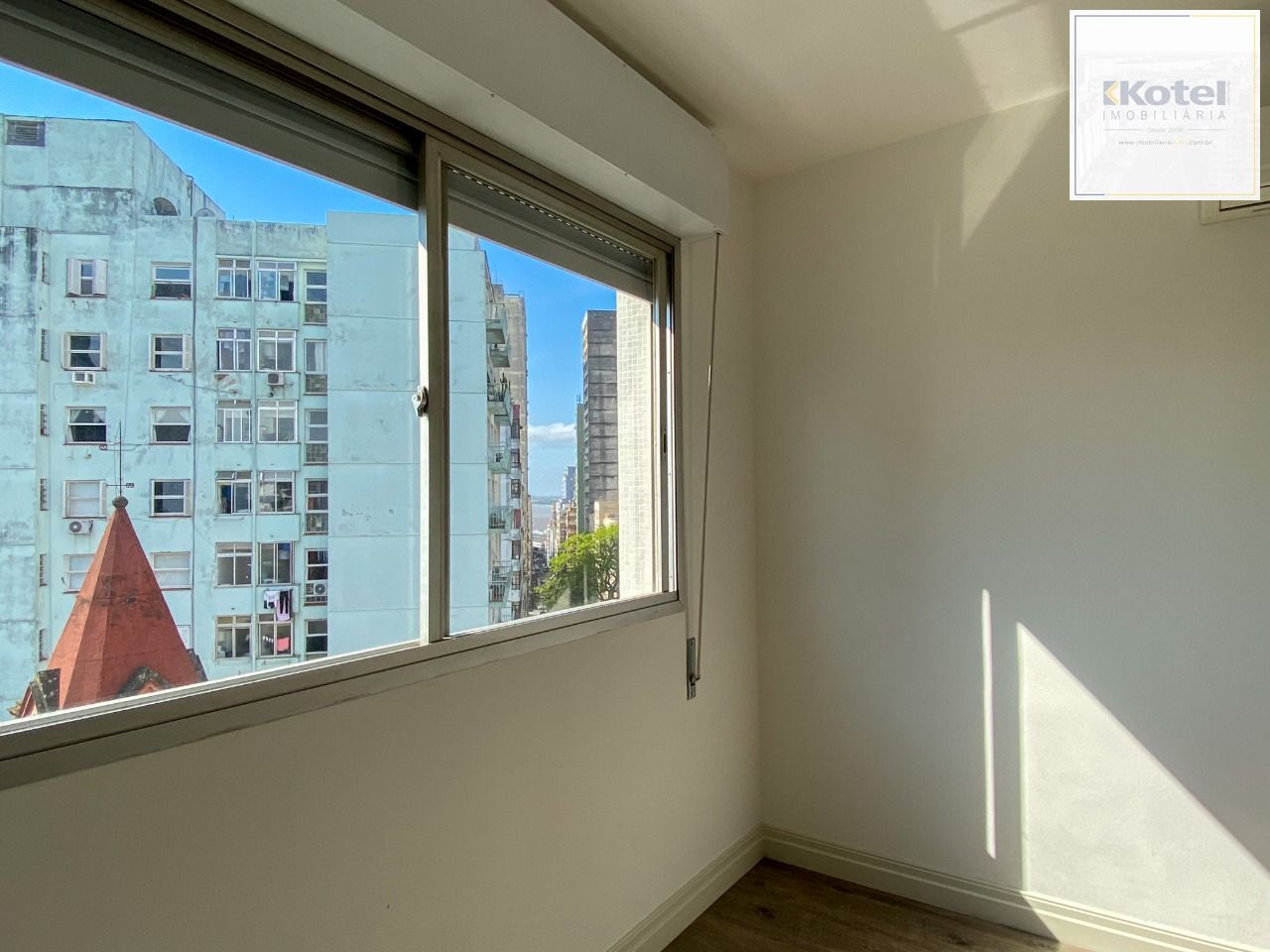 APARTAMENTO DE FRENTE, 1 DORMITÓRIO COM VAGA DE GARAGEM NA DUQUE