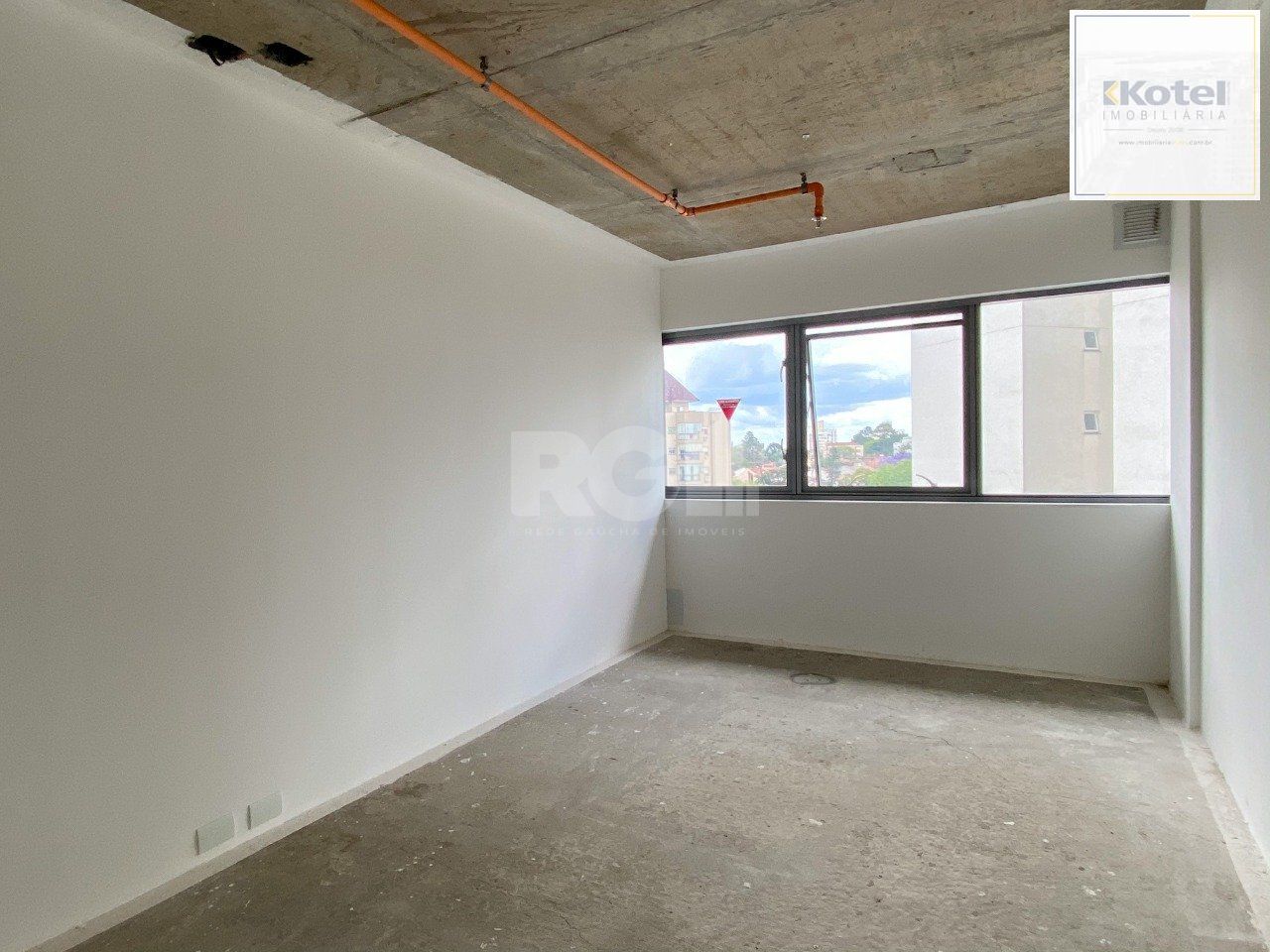 Sala comercial nova, em andar alto na Assis Brasil