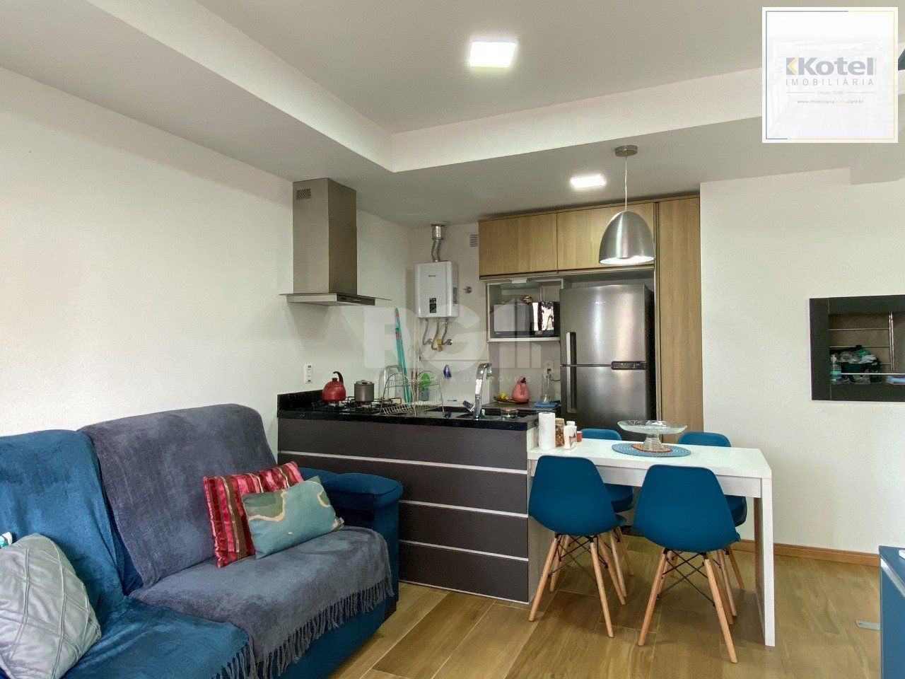 Apartamento em prédio premiado, totalmente montado, no miolo do Menino Deus