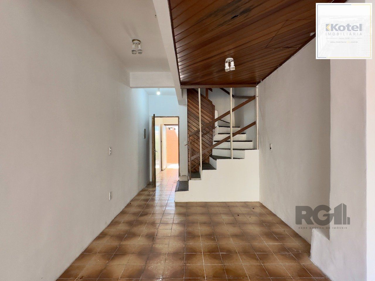 CASA COM 4 DORMITÓRIOS E PÁTIO COM CHURRASQUEIRA NO CENTRO HISTÓRICO