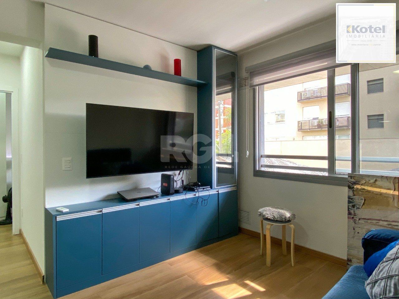 Apartamento em prédio premiado, totalmente montado, no miolo do Menino Deus
