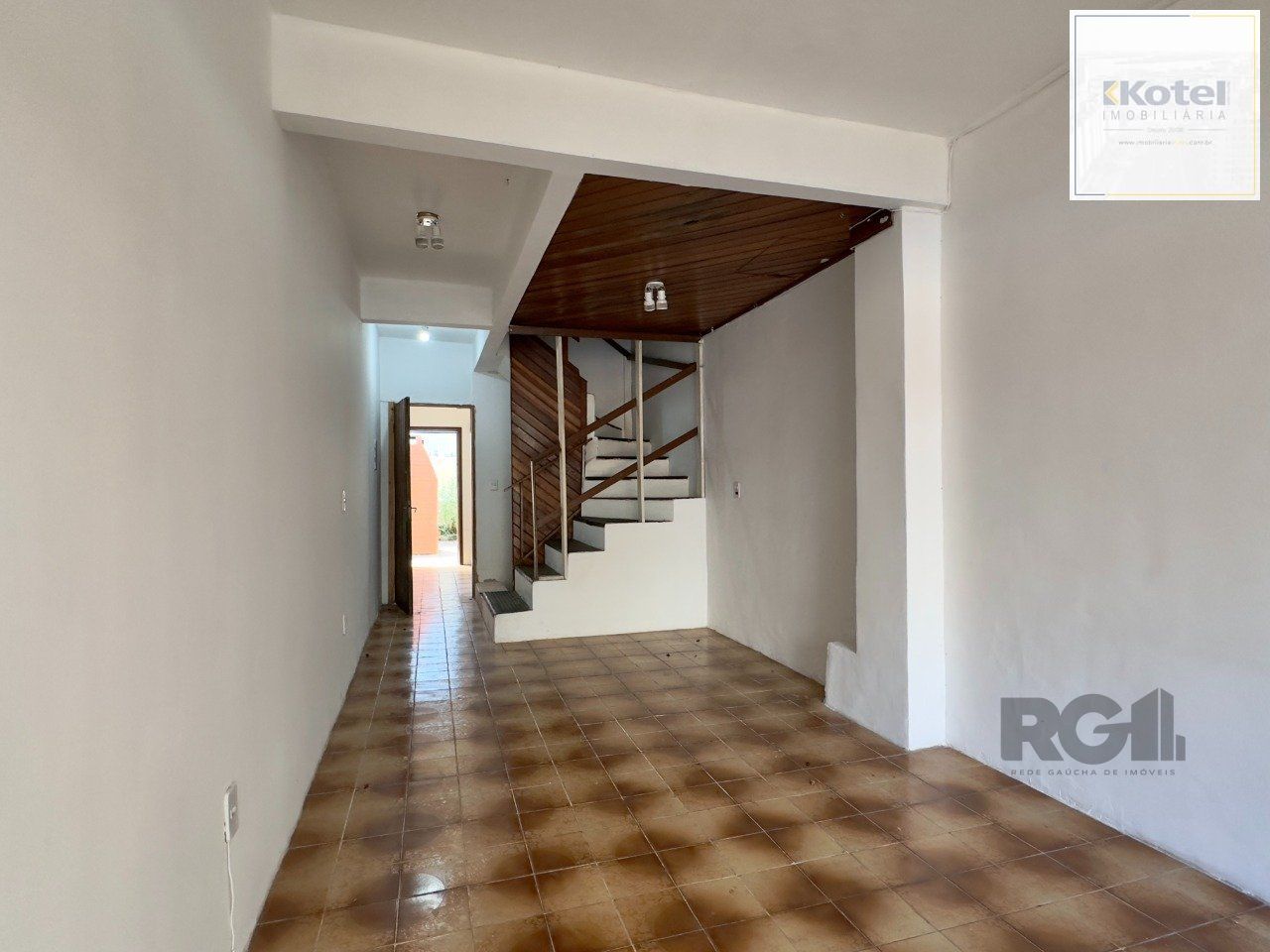 CASA COM 4 DORMITÓRIOS E PÁTIO COM CHURRASQUEIRA NO CENTRO HISTÓRICO