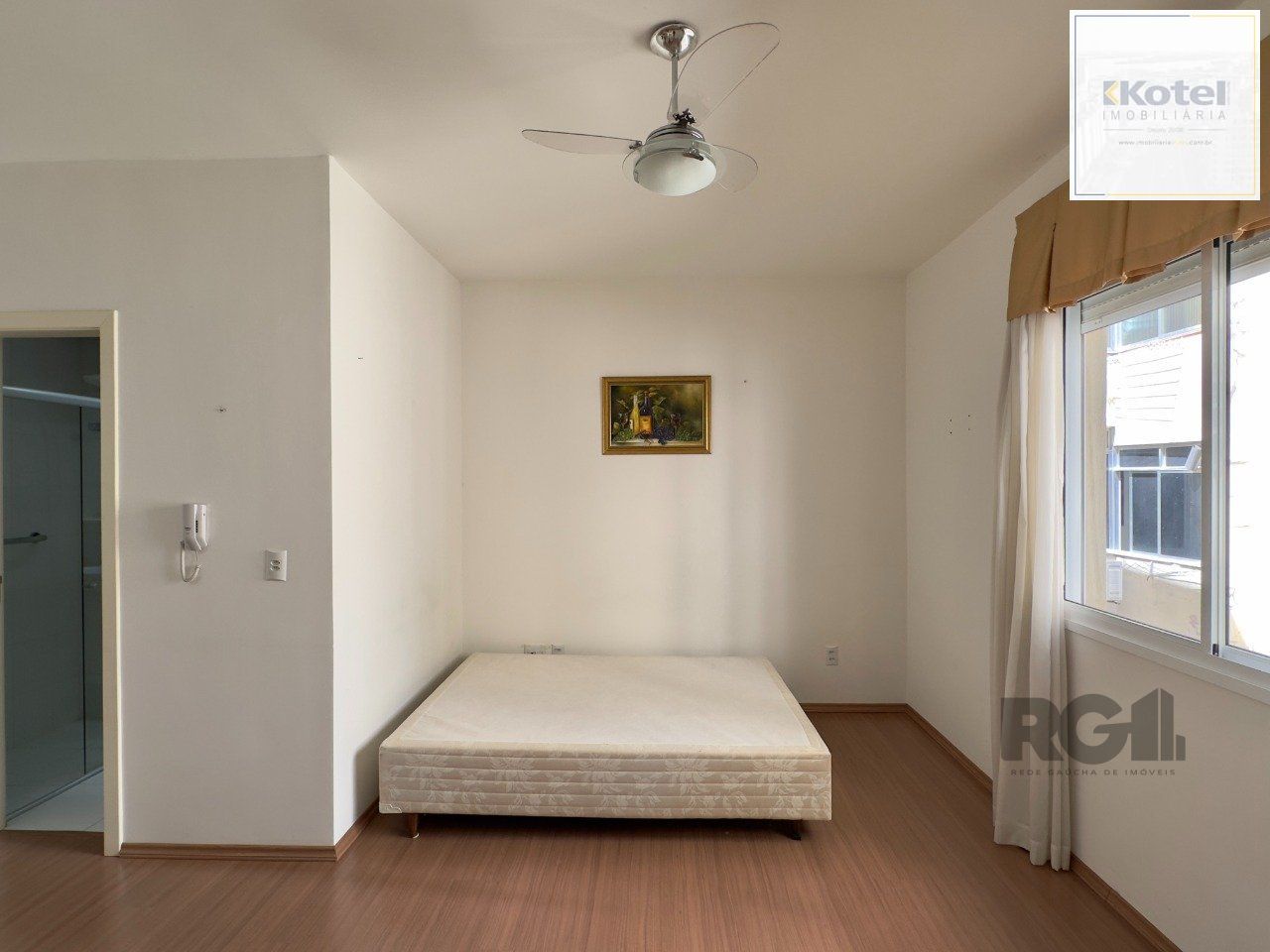 STUDIO SEMIMOBILIADO COM VAGA DE GARAGEM NO CENTRO HISTÓRICO