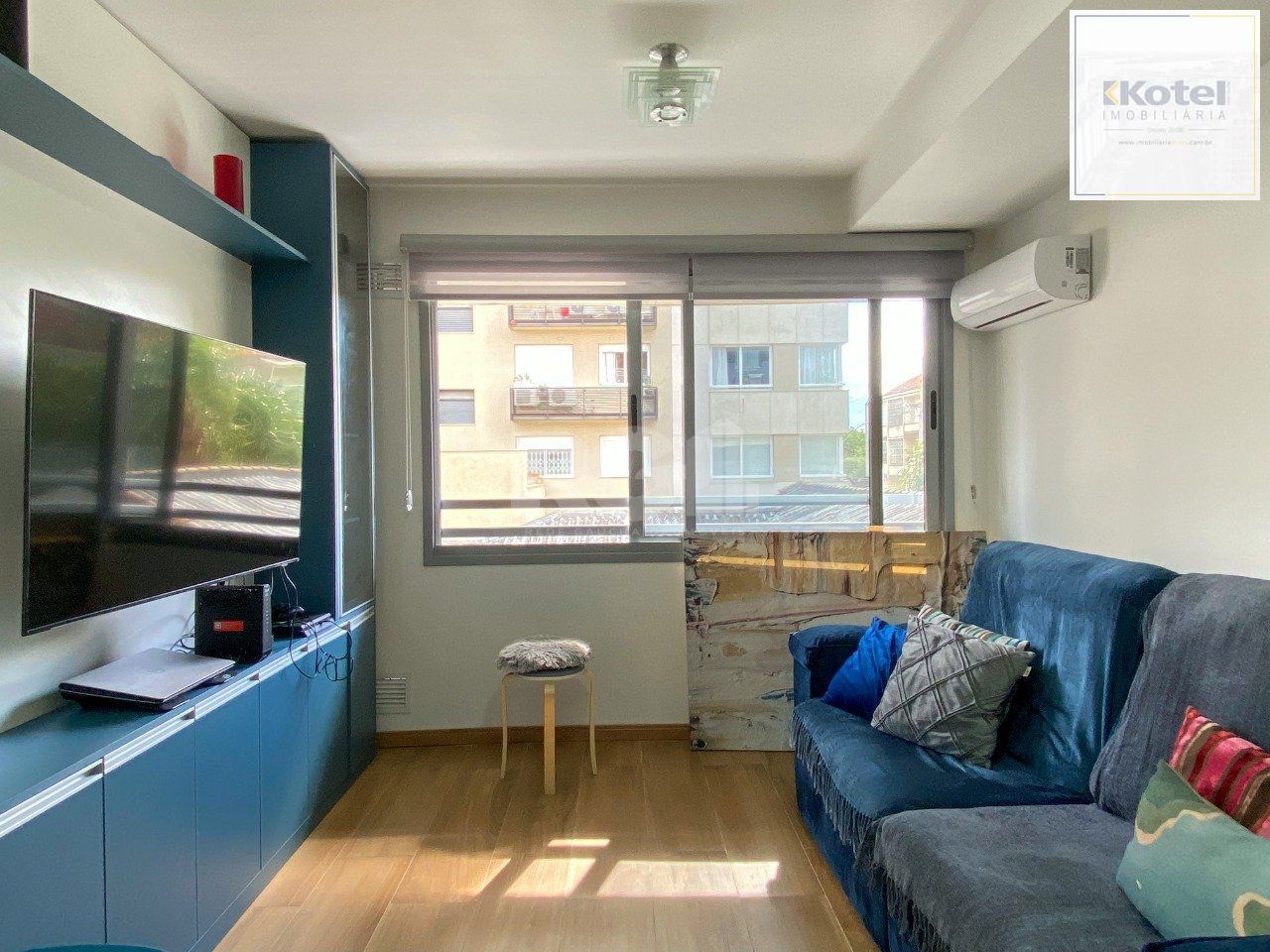 Apartamento em prédio premiado, totalmente montado, no miolo do Menino Deus