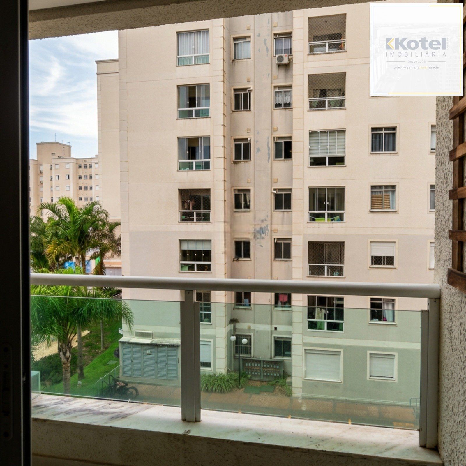 Apartamento Mobiliado com 2 Dormitórios, Suíte e Sacada com Churrasqueira — foto 2
