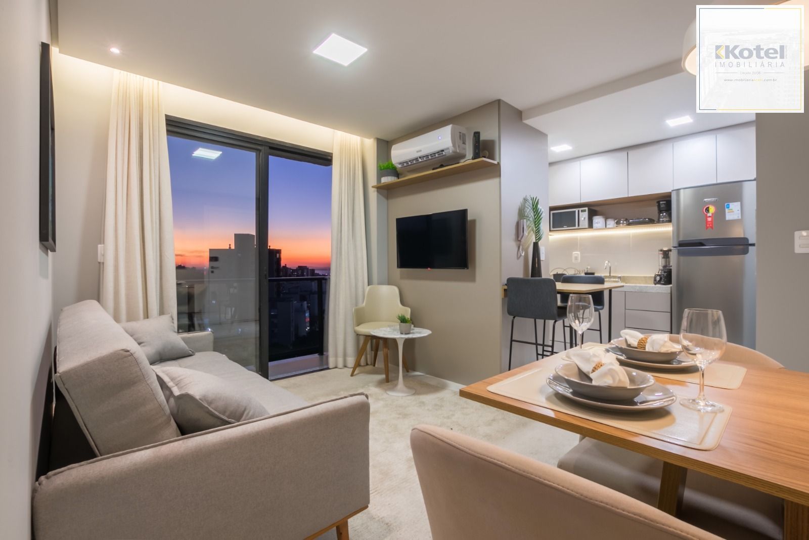 Apartamento completamente mobiliado e decorado, sacada, churrasqueira e vaga, com vista!