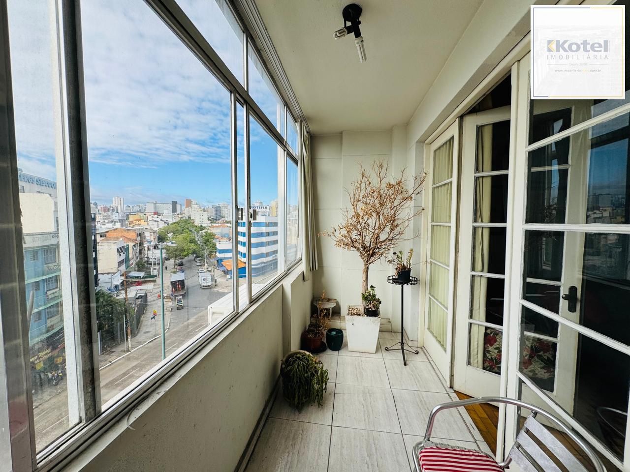Apartamento Semimobiliado com 3 Dormitórios, 1 Suíte e Elevador — foto 4