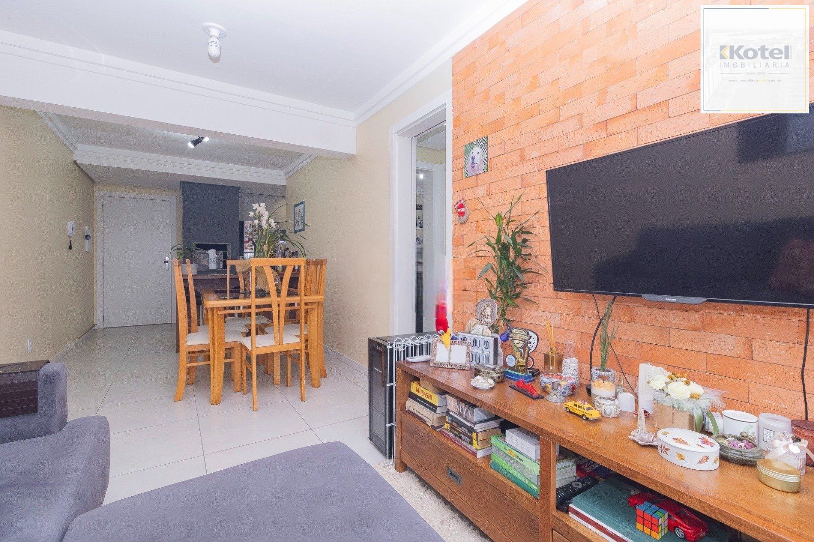 Apartamento Reformado com 2 Dormitórios, 2 Vagas e Churrasqueira no Mont Serrat