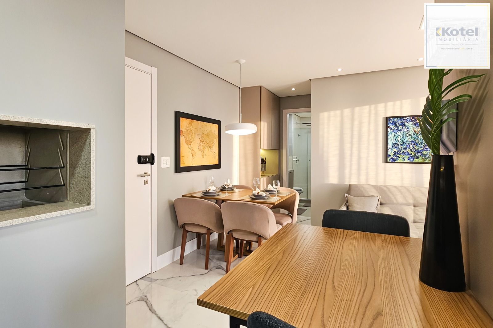 Apartamento completamente mobiliado e decorado, sacada, churrasqueira e vaga, com vista!