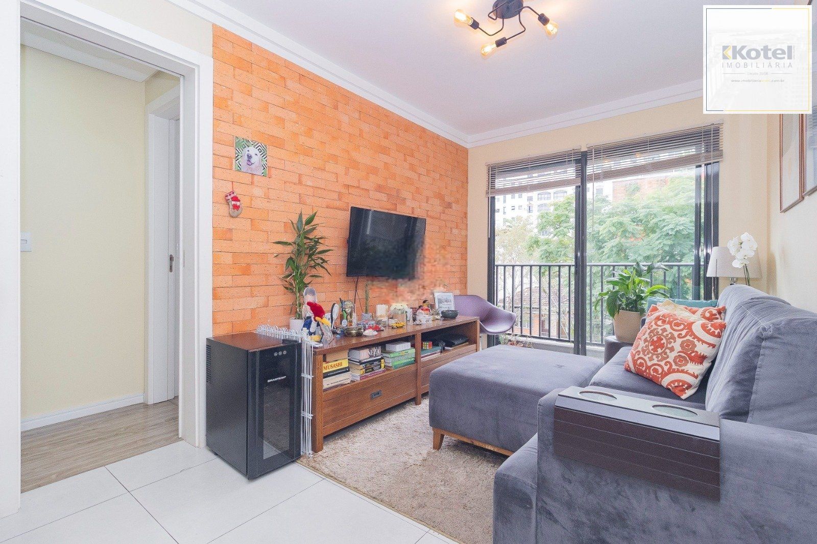 Apartamento Reformado com 2 Dormitórios, 2 Vagas e Churrasqueira no Mont Serrat