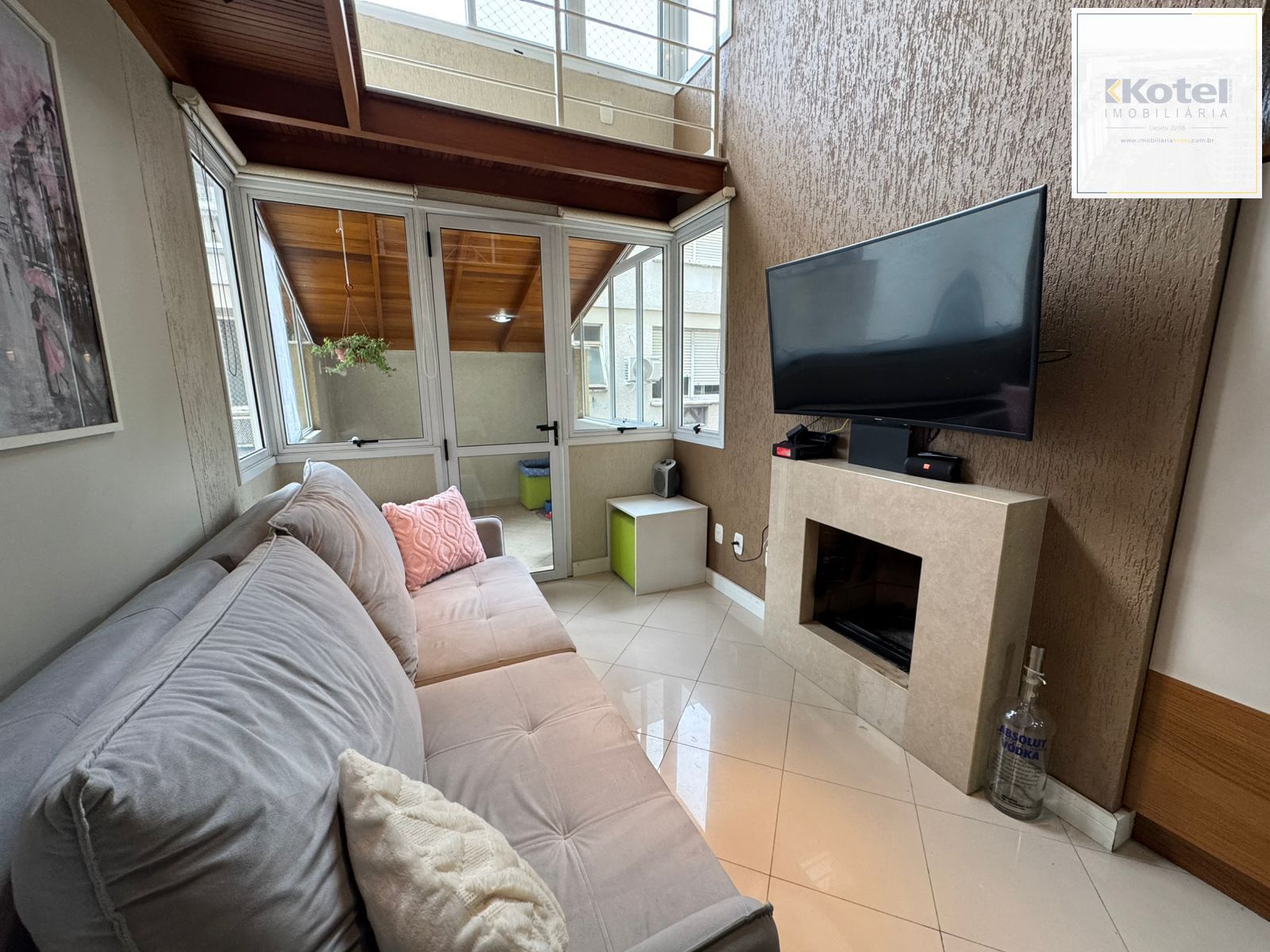Duplex na Bela Vista, 2 dormitórios com espaço para home office, lareira e 2 vagas