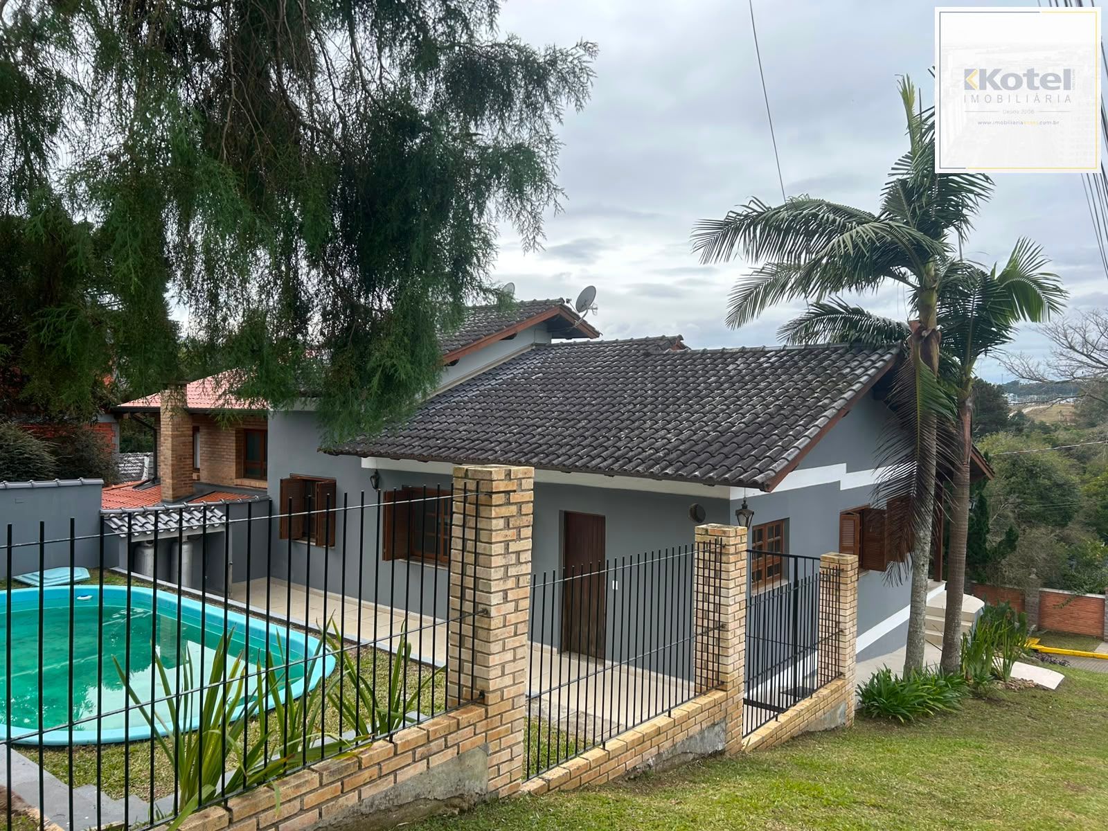 Casa com 3 Quartos, Suíte, Piscina e Lareira no Condomínio Cantegril Fase 4 em Viamão