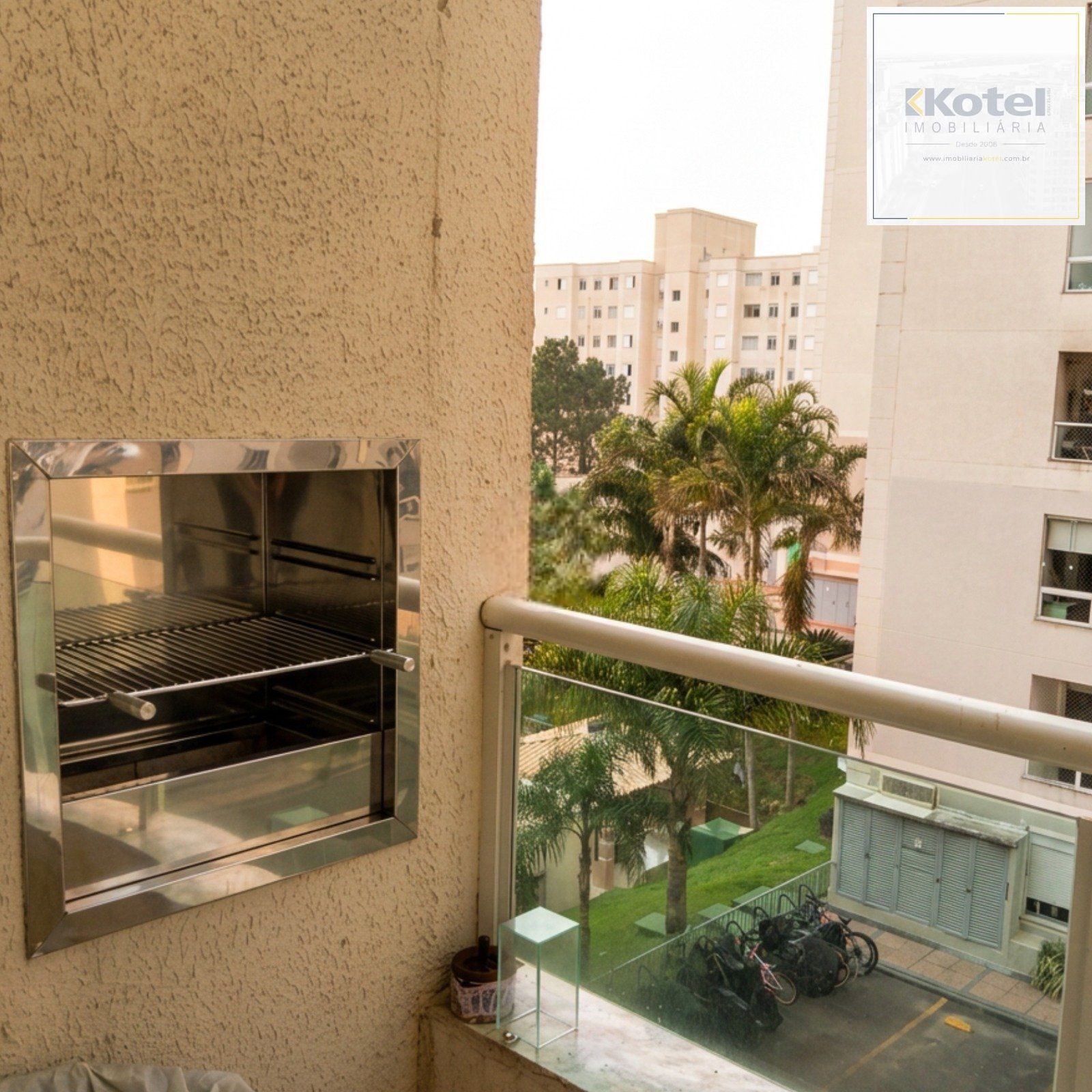 Apartamento Mobiliado com 2 Dormitórios, Suíte e Sacada com Churrasqueira — foto 3