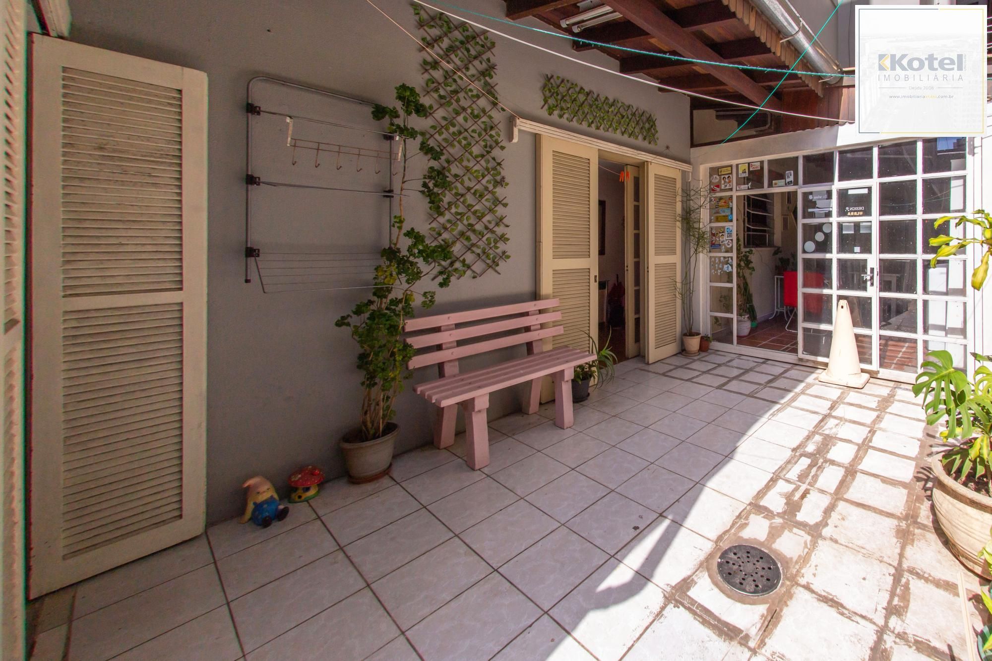 Apartamento com 2 Dormitórios e Ampla Área Externa na Região Central