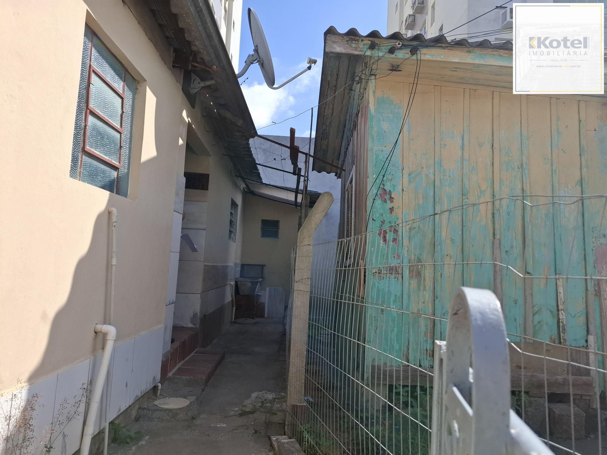 Vende Casa no Bairro Cavalhada em acesso a poucos metros da Avenida. Construídos 2 residências geminadas com 1 dormitório separado, sala e cozinha integrados casa uma, mais chalé antigo de madeira. — foto 3