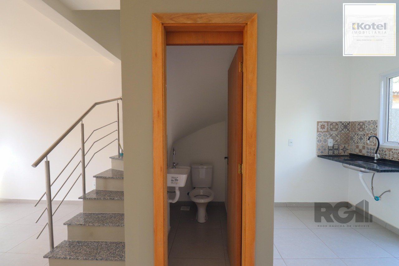 CASA ESTILO SOBRADO COM 2 QUARTOS E PÁTIO, À VENDA NO BAIRRO VILA NOVA, EM PORTO ALEGRE/RS