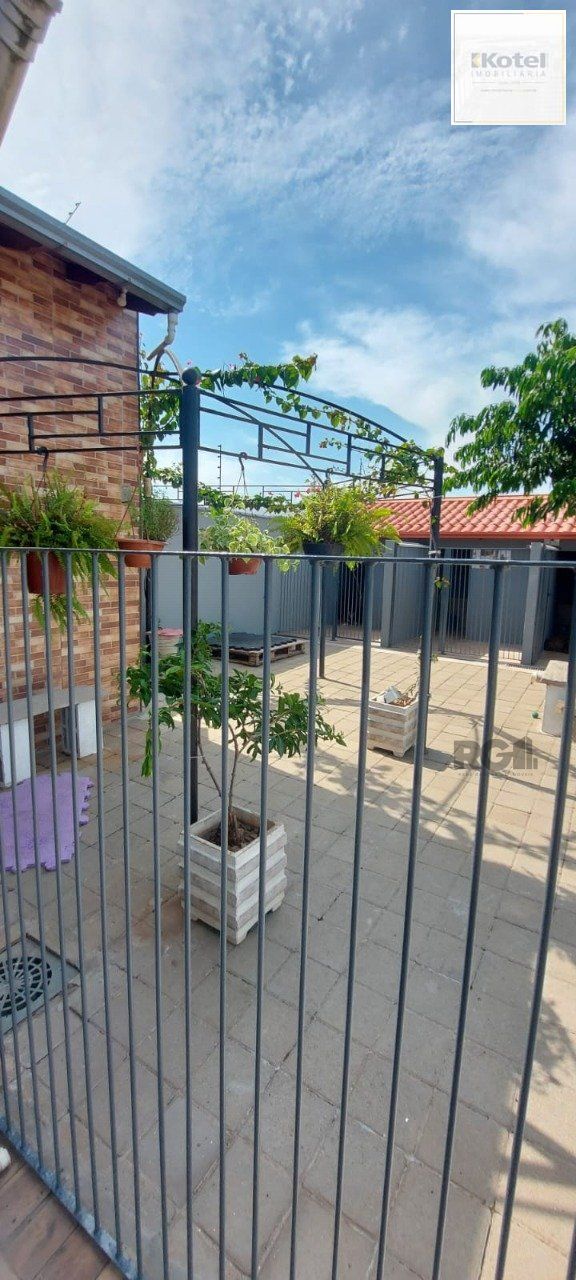 Casa com 2 dormitórios, sendo 1 suíte no bairro Florida em Guaíba