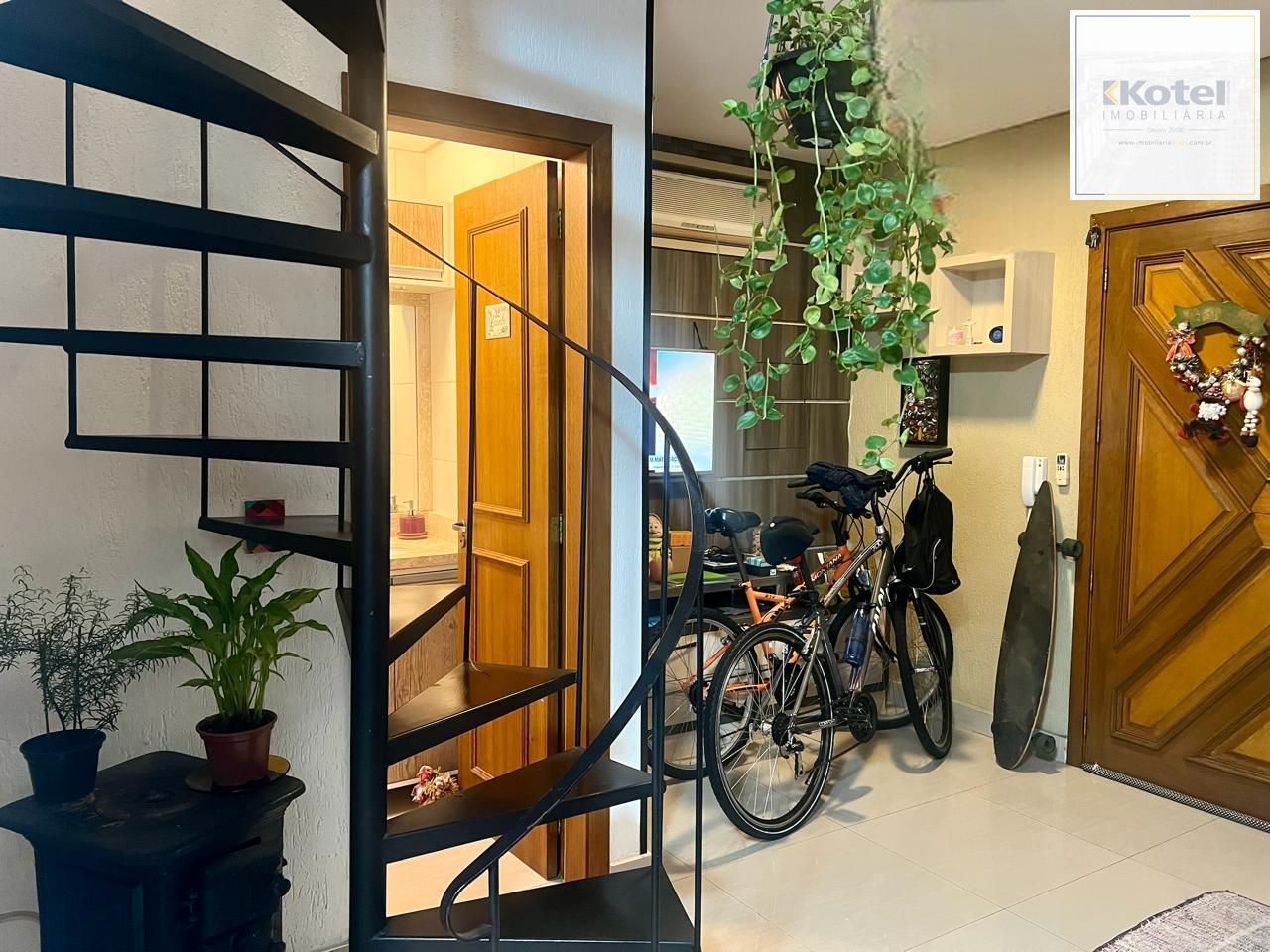 Casa em condomínio 2 dormitórios sem um com closet, vaga coberta, no bairro Cel. Aparicio Borges.