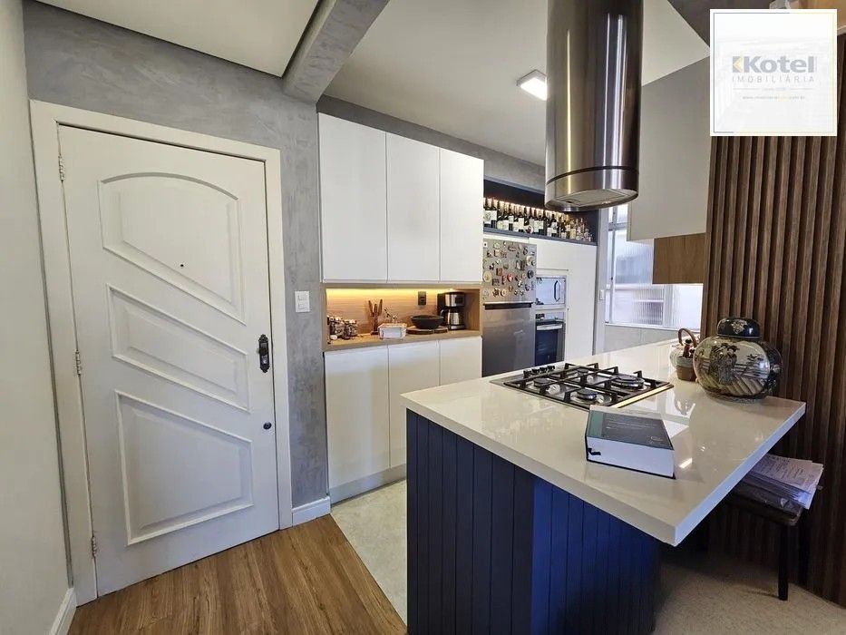 Apartamento de 02 quartos  semimobiliado no Bairro Petropólis