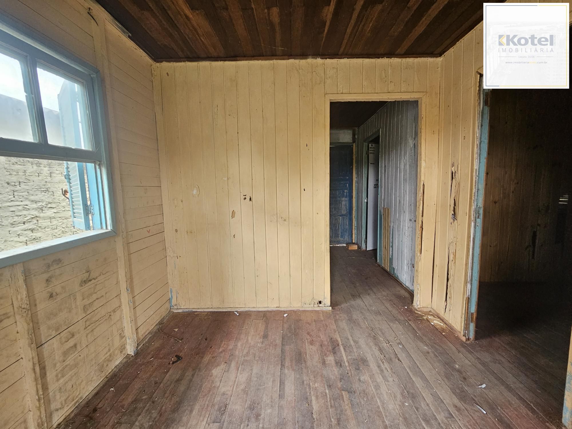 Terreno plano com Casa em Madeira 2d, 1Banh, Restinga, Porto Alegre
