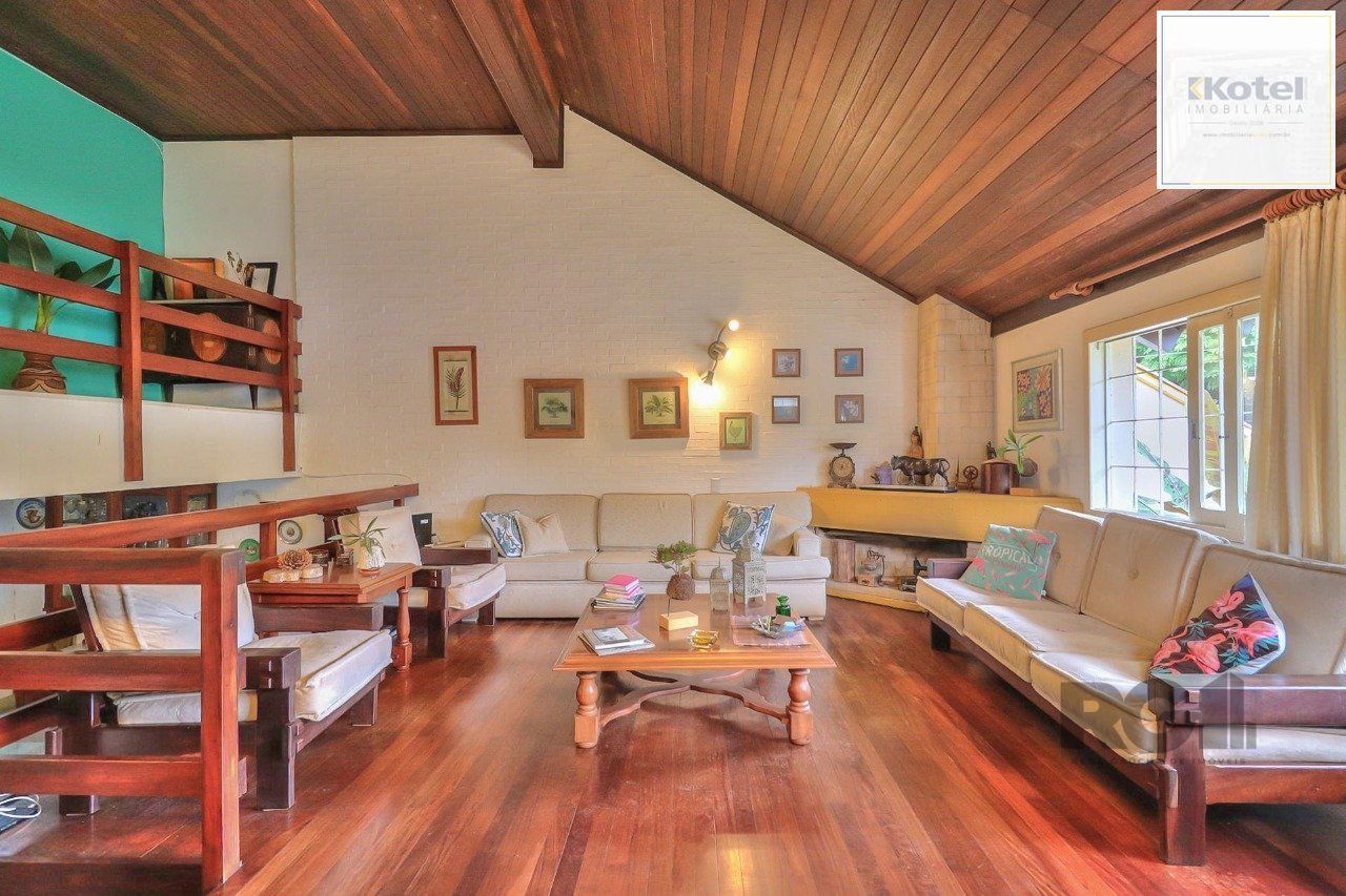 Casa a venda composta de 4 dormitórios no bairro Jardim Isabel em Porto Alegre