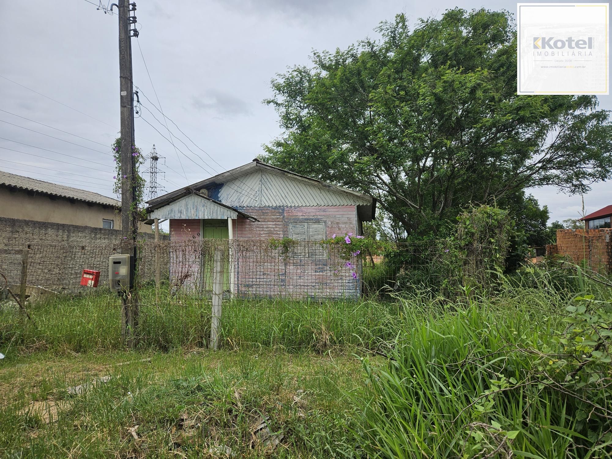 Terreno plano com Casa em Madeira 2d, 1Banh, Restinga, Porto Alegre