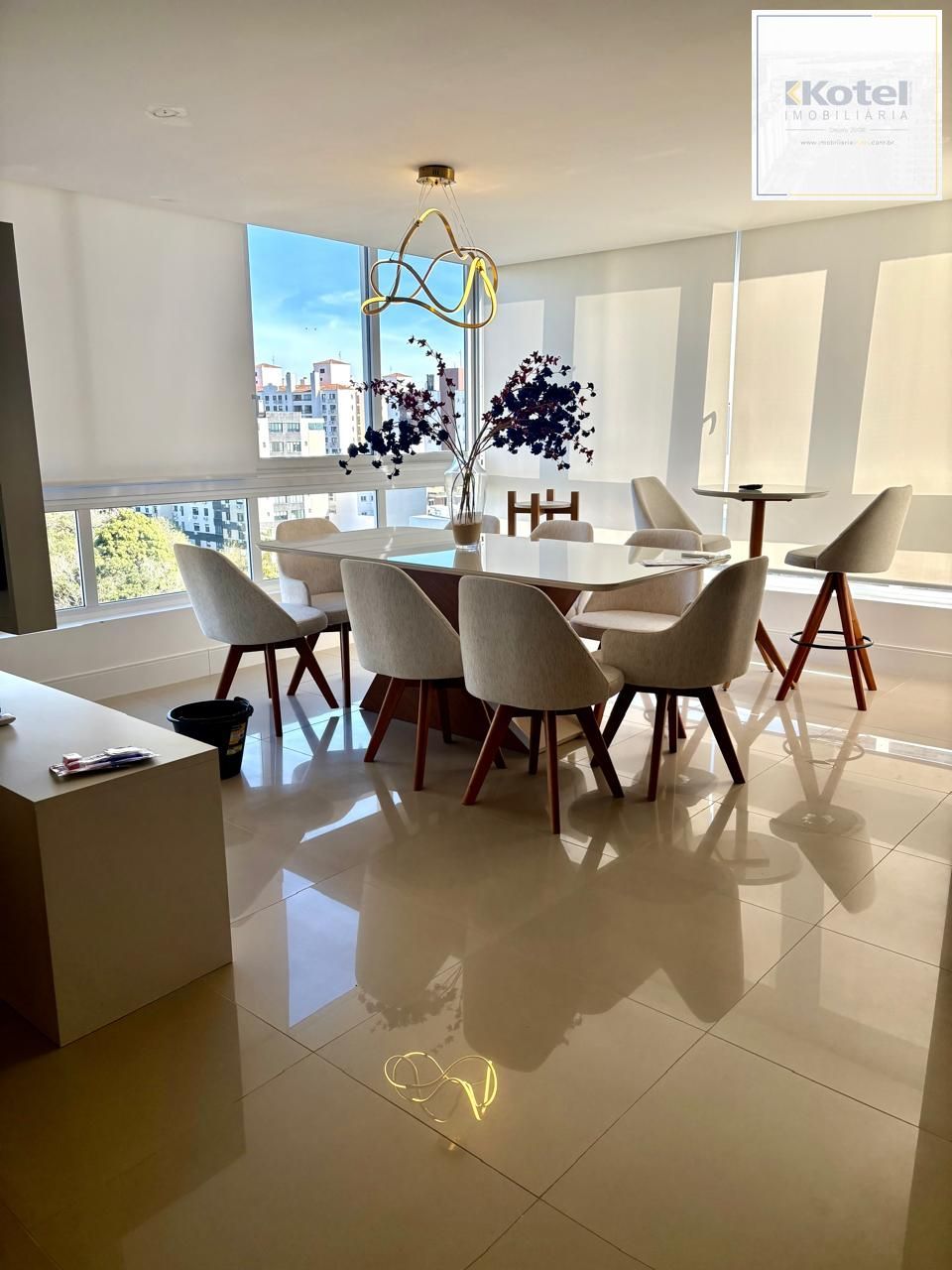 Apartamento à venda no Bairro Tristeza – Mobiliado. Lindo apartamento de 3 dormitórios, transformado em 2 dormitorios, sendo 1 suíte, com excelente distribuição dos ambientes. — foto 2