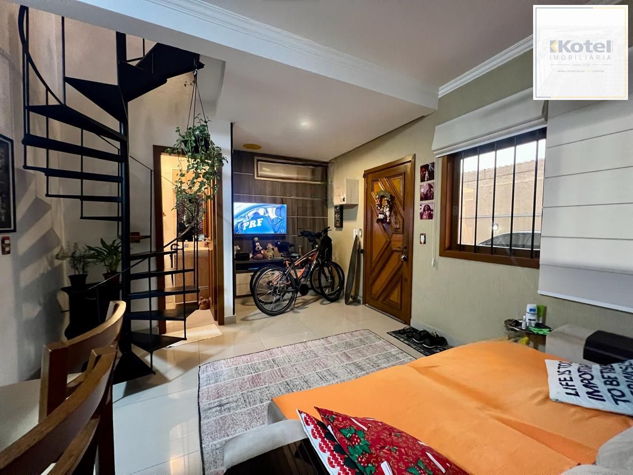 Casa em condomínio 2 dormitórios sem um com closet, vaga coberta, no bairro Cel. Aparicio Borges.