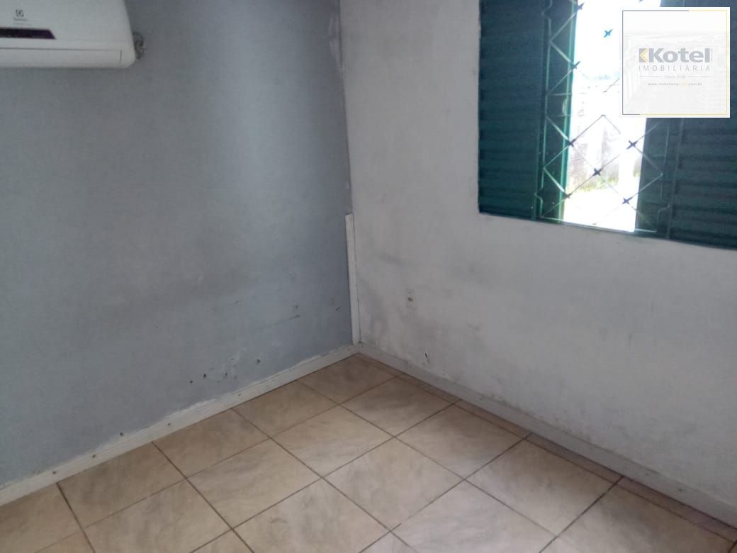 Casa com 2 dormitórios e 3 vagas de garagem !