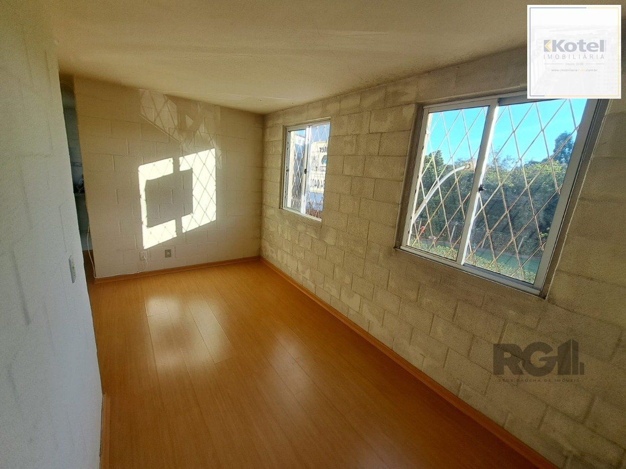 Apartamento semimobiliado de 2 dormitórios no bairro Vila Nova