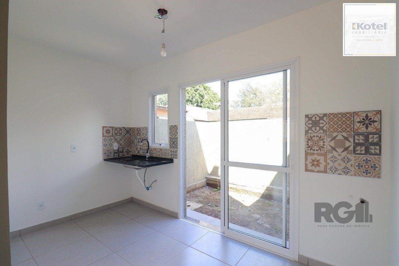 CASA ESTILO SOBRADO COM 2 QUARTOS E PÁTIO, À VENDA NO BAIRRO VILA NOVA, EM PORTO ALEGRE/RS